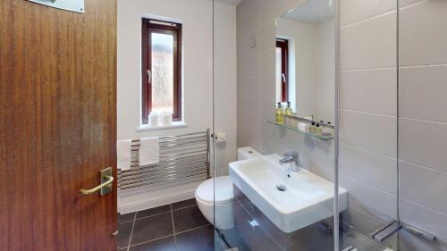 Un baño con un inodoro blanco y un lavabo. en Spires View, en Oxford