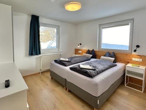 a bedroom with a bed and a window at Ribisel Apartments für Familien in Bad Hofgastein