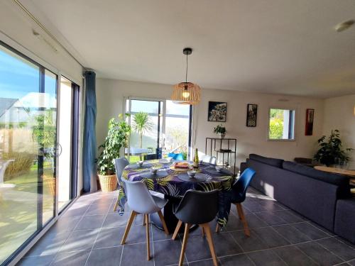 une salle à manger avec une table et des chaises dans l'établissement Apartment in France near Scenic Coastline, à Carantec