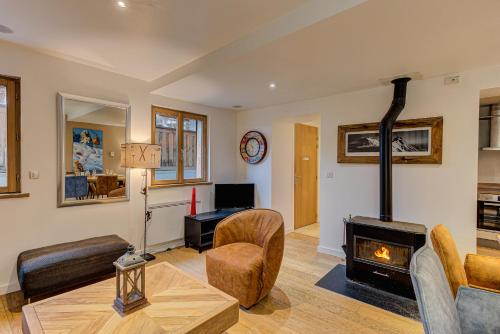 un salon avec une cheminée et un canapé dans l'établissement APARTMENT BIOLAY - Alpes Travel - Central Chamonix - Sleeps 6, à Chamonix-Mont-Blanc