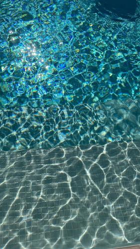 un chiusura di una piscina d'acqua di Villa Botanica - New family house near the sea a Kaštela (Castelli)