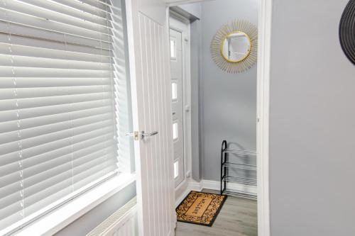 un pasillo con persianas blancas en una puerta en Large Home - FREE PARKING, BUSINESS STAYS, RELOCATORS, FAMILIES en Stockton-on-Tees