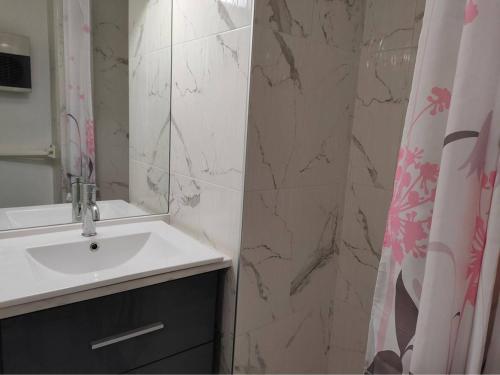 une salle de bain avec un lavabo et un rideau de douche dans l'établissement Studio cabine avec piscine, parking privé, proche plage - Argelès-sur-Mer - FR-1-388-188, à Argelès-sur-Mer