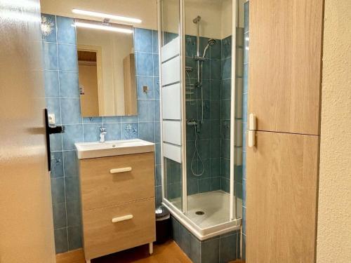 Salle de bains dans l'établissement Studio rénové pour 4 pers avec piscine, tennis et parking privé à Argelès-sur-Mer, proche plage - FR-1-225-713