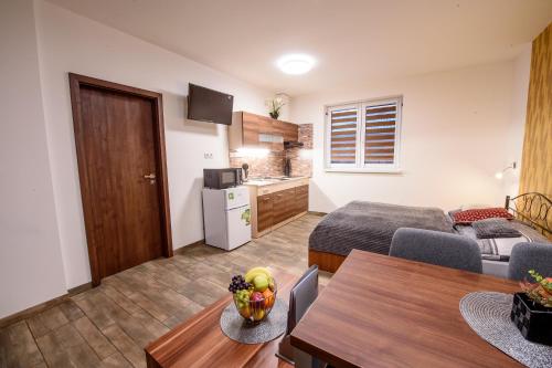 Apartmány DoLosinにあるキッチンまたは簡易キッチン
