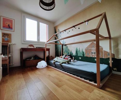 - une chambre avec un lit doté d'un cadre de lit en bois dans l'établissement Cosy Cocoon in St-Ouen/Flea Mrkt, à Saint-Ouen