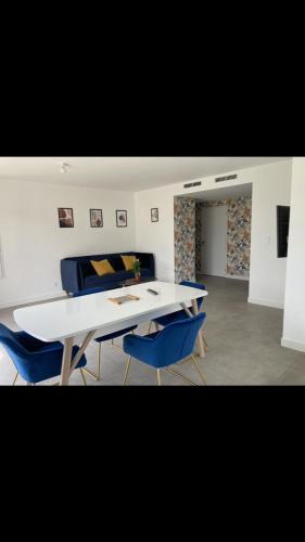 une pièce avec une table, des chaises et un lit dans l'établissement Maison 2 chambres, à Cambo-les-Bains