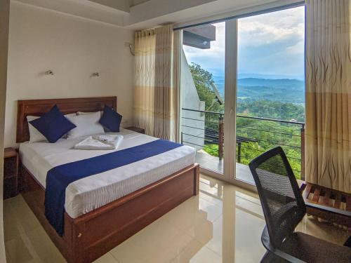Terrace Cinnamon View في راتنابورا: غرفة نوم بسرير وشرفة مطلة