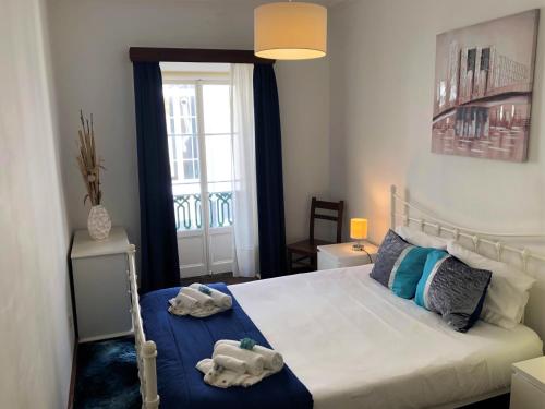 - une chambre avec un lit et 2 serviettes dans l'établissement PDL Central Apartments - Three, à Ponta Delgada