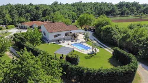 an aerial view of a house with a swimming pool at Bella Collina in Krajcar Brijeg - Haus für 4-5 Personen in Žminj