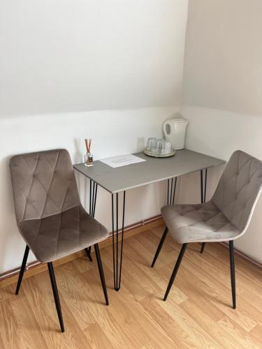 una mesa y dos sillas en una habitación en Central Studio 28, en Sinaia