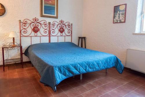 een slaapkamer met een bed met een blauwe deken bij N116 - Numana, quadrilocale con vista mare in Numana