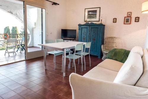een woonkamer met een tafel en stoelen en een bank bij N116 - Numana, quadrilocale con vista mare in Numana