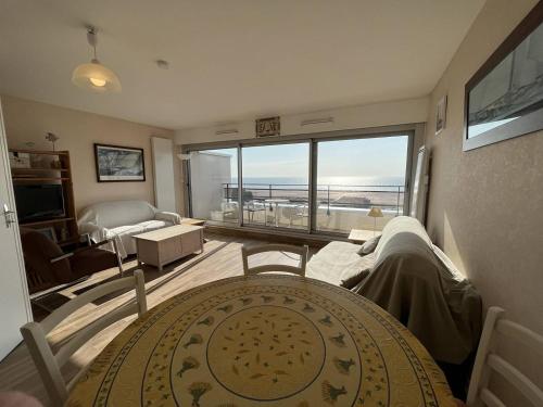 un salon avec vue sur l'océan dans l'établissement PrésidentA8, à Le Touquet-Paris-Plage