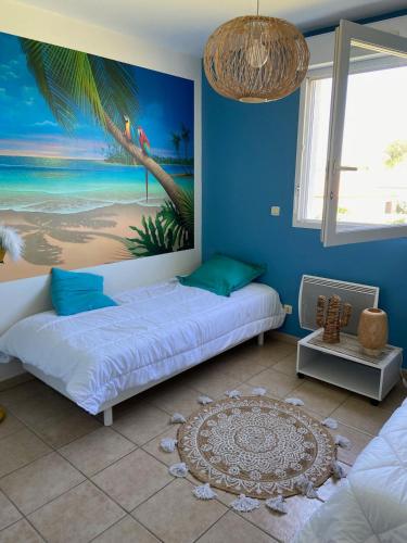 - une chambre avec un lit et une peinture sur la plage dans l'établissement Appart de standing avec piscine, à Saint-Cyprien
