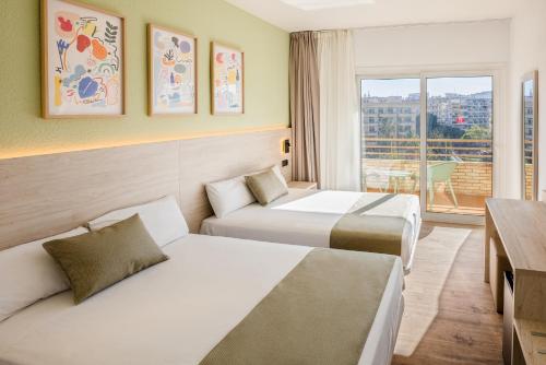 Cette chambre comprend 2 lits et une fenêtre. dans l'établissement Hotel Jaime I, à Salou