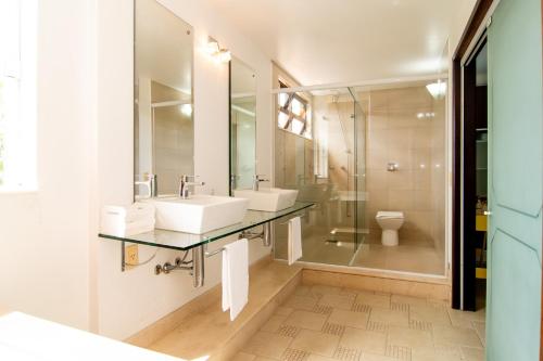 uma casa de banho com 2 lavatórios e um WC em Casarão com Hidromassagem, 450m da UFSC UR7452 em Florianópolis