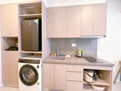 a kitchen with a sink and a washing machine at The Song Luxury Vung Tau Apartment - QUỲNH's Homestay in Vung Tau