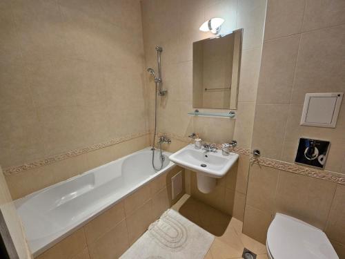 y baño con bañera, lavabo y aseo. en Elegantz Apartments 2 en Varna