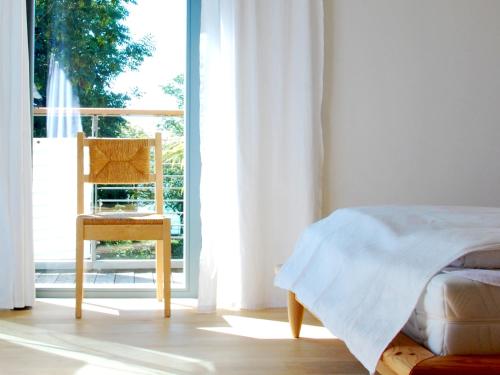 Postel nebo postele na pokoji v ubytování Ferienwohnung Am Landesteg - Maisonette mit 2 Balkonen exklusiv und am See