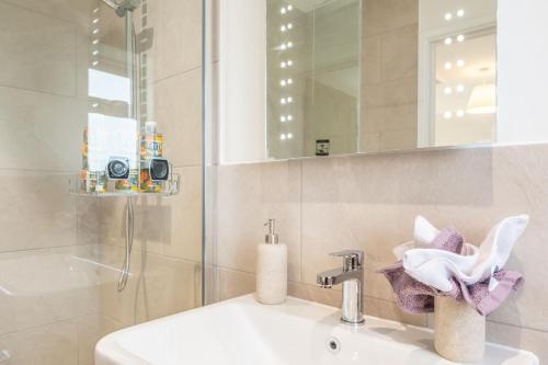a bathroom with a sink and a mirror at Deerwood in Grimston