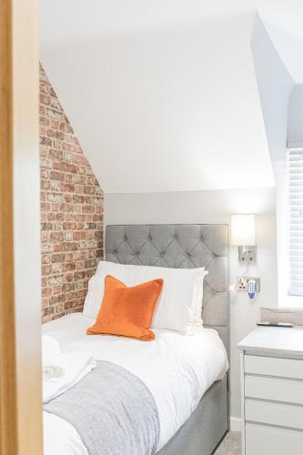 Кровать или кровати в номере Chequers Lodge- Dalton-in- Furness- Self check in- for professionals and tourists