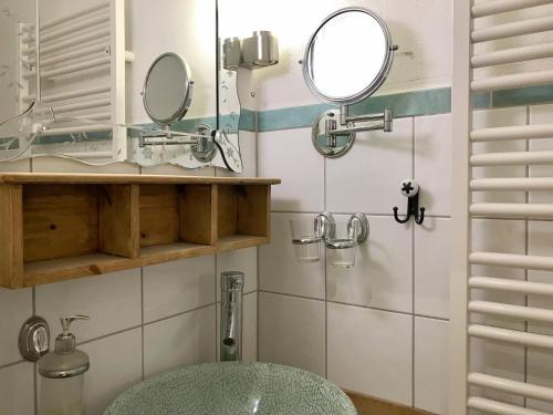ein Bad mit einem Waschbecken und einem Spiegel in der Unterkunft Am Stadtpark in Lindau