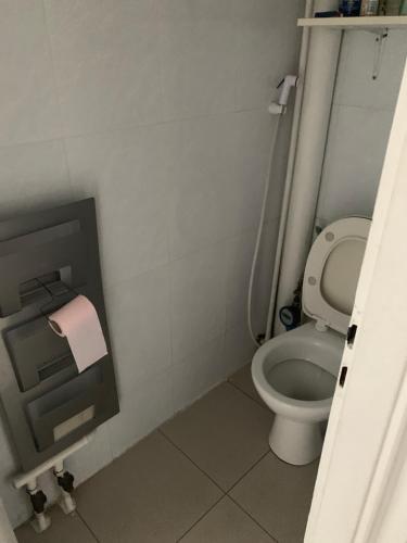 ein Bad mit WC und WC-Papierspender in der Unterkunft Une chambre single avec accès direct Aéroport d'Orly T4 in Orly