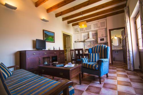a living room with two chairs and a tv at La Casa de Las Titas in Vélez-Málaga