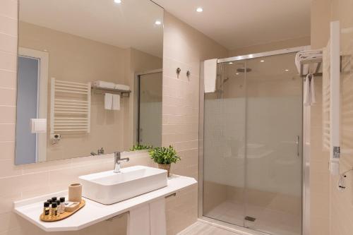 un baño con lavabo y ducha en Blank - Alojamento Local, en Santo Estêvão