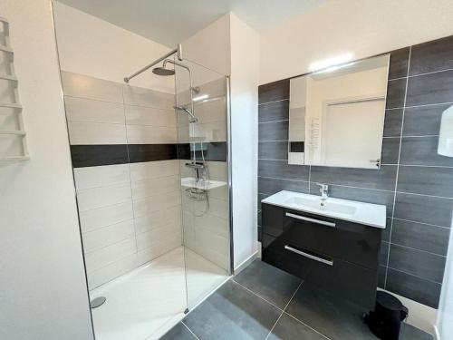 une salle de bain avec douche et lavabo dans l'établissement Appartement de type T3 - Résidence avec piscine, à Calvi