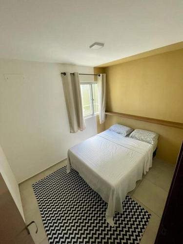 - une petite chambre avec un lit et une fenêtre dans l'établissement Apartamento 02 quartos para o Carnaval - Olinda, à Olinda