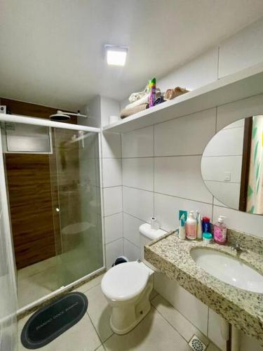 La salle de bains est pourvue d'une douche, de toilettes et d'un lavabo. dans l'établissement Apartamento 02 quartos para o Carnaval - Olinda, à Olinda