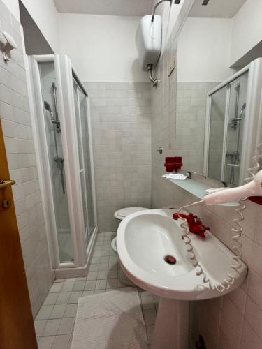 ジェンガにあるDa Bosioの白いバスルーム(洗面台、トイレ2つ付)