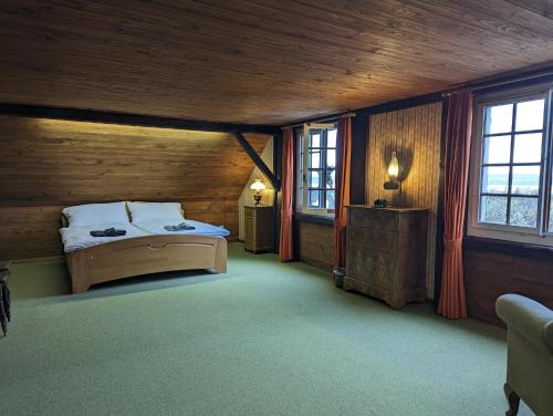 LangrickenbachにあるTraumschloss für Feste & Feiernの木製の壁のベッドルーム1室(ベッド1台付)