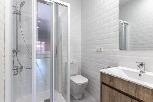 a bathroom with a toilet and a shower and a sink at Biator apartment by People Rentals in Basauri