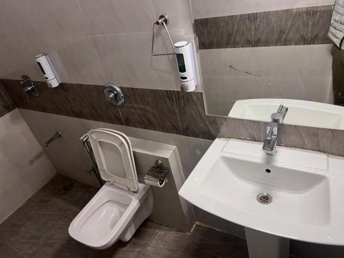 bagno con servizi igienici bianchi e lavandino di hostel Wyra home stay Jaisalmer a Jaisalmer