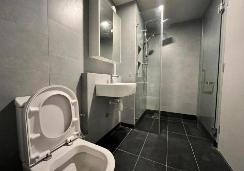 ein Bad mit einem WC und einem Waschbecken in der Unterkunft Jesselton Quay CityView @NeoStay in Kota Kinabalu