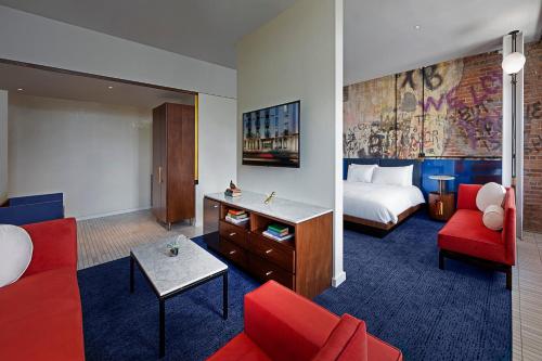 een hotelkamer met een bed en een rode bank bij Hotel Haya in Tampa