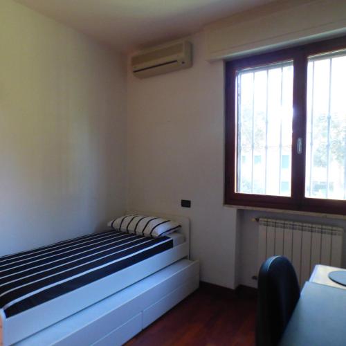 a bed in a room with a window at Girasoli in Pisa