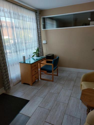 een kantoor met een bureau, een stoel en een raam bij Appartement Cartier in Longueuil