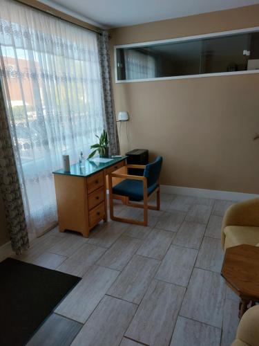 an office with a desk and a chair and a window at Appartement Cartier in Longueuil