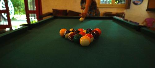 une personne joue au billard dans l'établissement Camping le Rural, à Tibiran-Jaunac