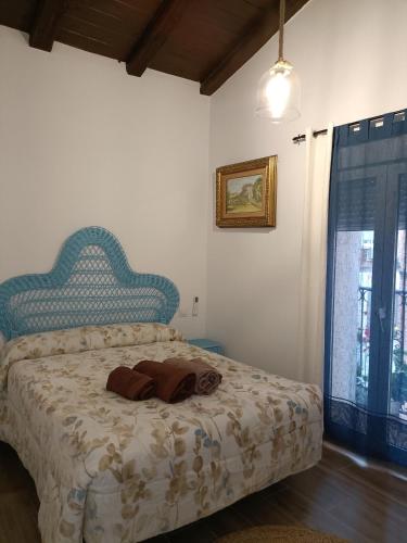 1 dormitorio con 1 cama con cabecero azul en El Mirador de la Azucena en Guadalajara