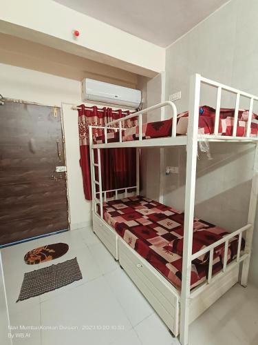 - une chambre avec 2 lits superposés dans l'établissement Frostybeds Hostel Kharghar Navi Mumbai, à Navi Mumbai