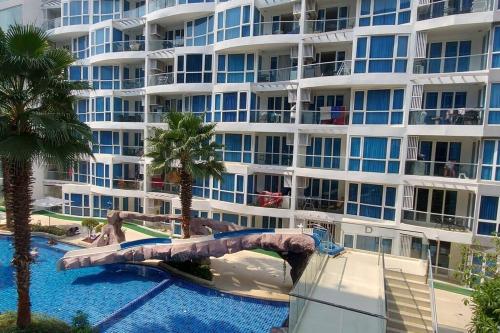 Πισίνα στο ή κοντά στο Grand Avenue, Luxury Suite, 72sqm pool view with lounge area