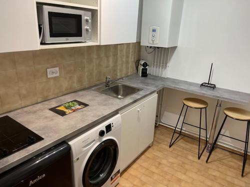 une cuisine avec un évier et une machine à laver dans l'établissement Eiffel Tour Cosy blue, à Paris