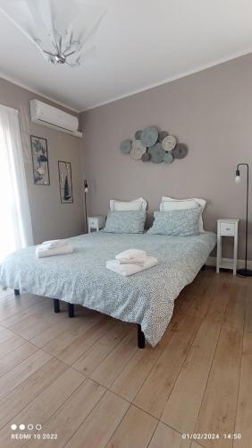 a bedroom with a bed with two towels on it at La Casetta 2 -10 min Aeroporto e spiaggia in Fiumicino