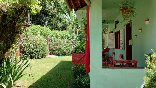 Κήπος έξω από το Lar do tio Roco em paraty