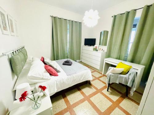 Tempat tidur dalam kamar di Holiday Homes Rome - Monte Verde 61 - near Trastevere